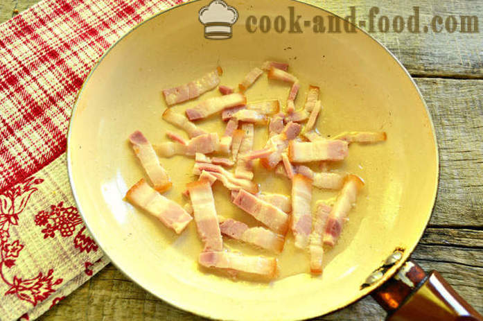 Gebakken aardappel met spek - zoals stoofpot aardappelen in een koekenpan, een stap voor stap recept foto's
