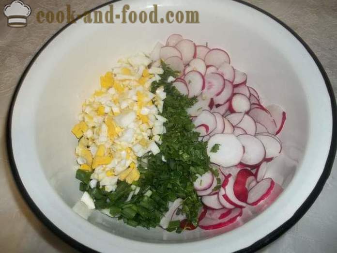 Heerlijke salade van radijs met ei en groene ui - hoe je een salade van radijs, een stap voor stap recept foto's voor te bereiden