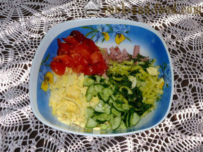 Salade met roerei en worst en zure room - hoe je een salade te bereiden met een omelet, een stap voor stap recept foto's