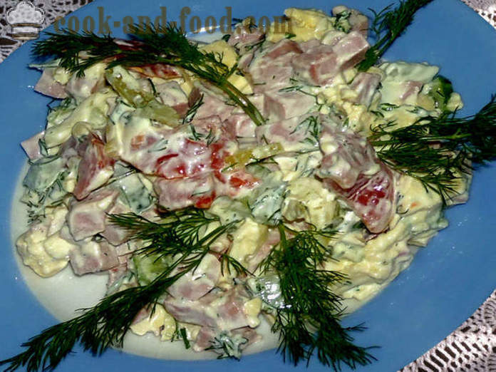 Salade met roerei en worst en zure room - hoe je een salade te bereiden met een omelet, een stap voor stap recept foto's