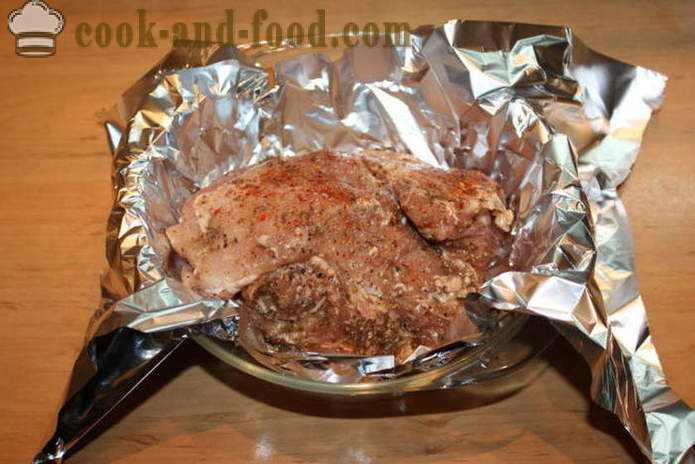 Varkensvlees in folie, gebakken in de oven met granaatappelsaus - hoe varkensvlees dat succulent was, met een stap voor stap recept foto's te bakken