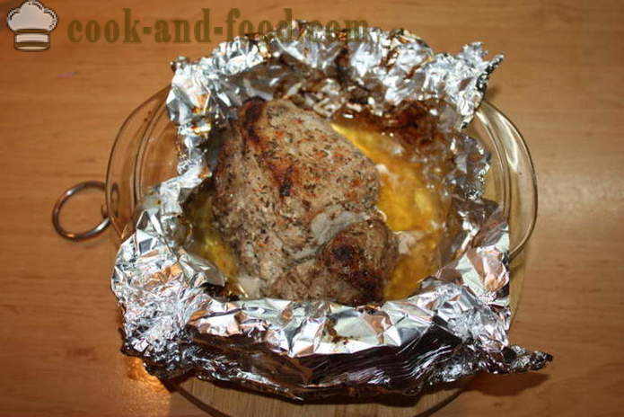 Varkensvlees in folie, gebakken in de oven met granaatappelsaus - hoe varkensvlees dat succulent was, met een stap voor stap recept foto's te bakken