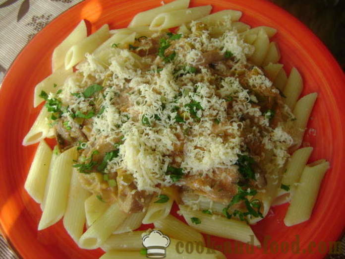 Pasta in roomsaus met champignons, prei en tomaat - hoe champignons met pasta lekker koken, met een stap voor stap recept foto's