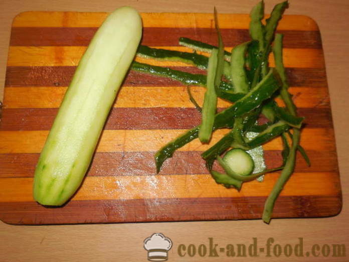 Salade van de lente met wilde knoflook met ei, komkommer en paprika - hoe goed salade van verse knoflook, een stap voor stap recept foto's te koken