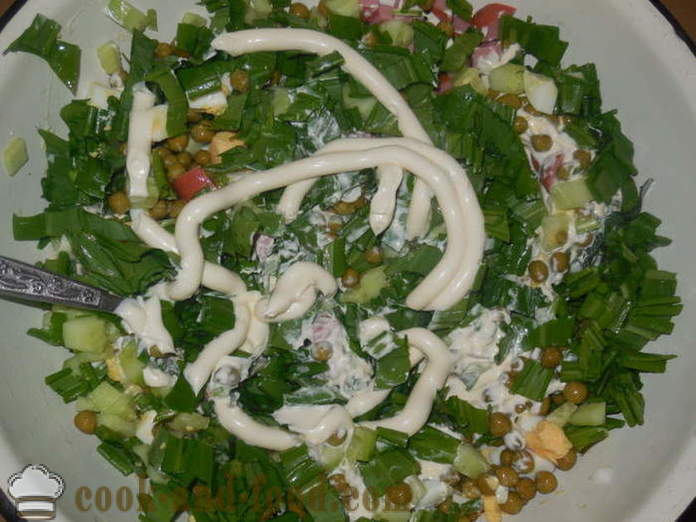 Salade van de lente met wilde knoflook met ei, komkommer en paprika - hoe goed salade van verse knoflook, een stap voor stap recept foto's te koken