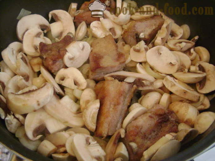Cvinye ribben gestoofd met champignons en jus - zoals stoofpot van varkensvlees ribben in een pan, met een stap voor stap recept foto's