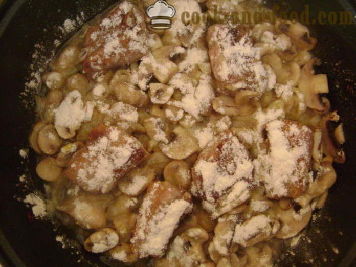 Cvinye ribben gestoofd met champignons en jus - zoals stoofpot van varkensvlees ribben in een pan, met een stap voor stap recept foto's