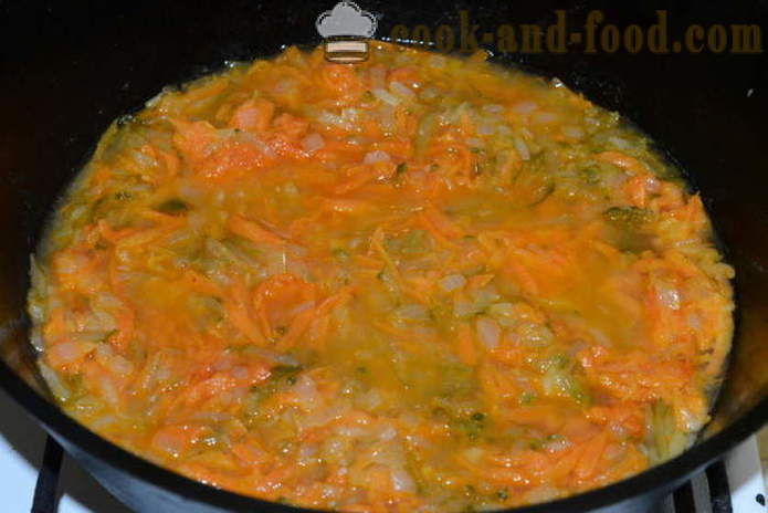 Kippendijen gestoofd met uien, wortelen en gepekelde komkommers - hoe je een heerlijke kip dijen koken in een pan, met een stap voor stap recept foto's