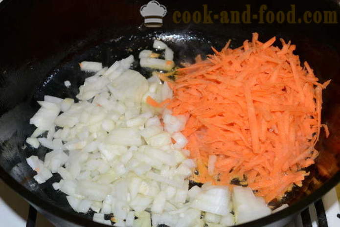 Kippendijen gestoofd met uien, wortelen en gepekelde komkommers - hoe je een heerlijke kip dijen koken in een pan, met een stap voor stap recept foto's