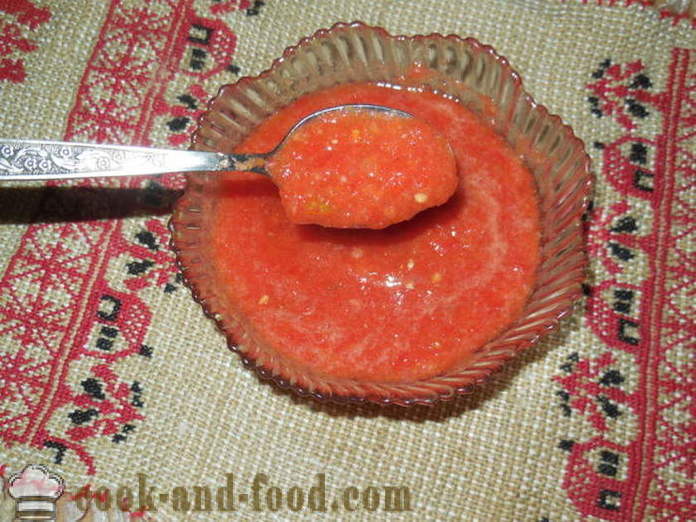 Adjika smakelijk tomaat, beker en hete pepers zonder koken - hoe adjika peper en tomaten te koken