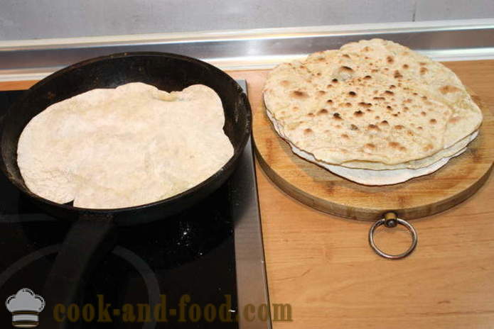 Zelfgemaakte pita brood in een pan - hoe pita brood bakken zonder gist, een stap voor stap recept foto's