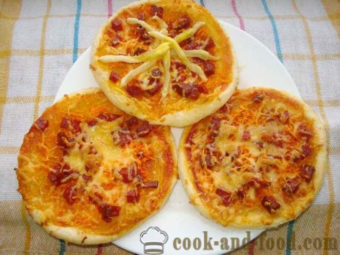 Mini pizza bladerdeeg met worst en kaas - hoe je een mini-pizza bladerdeeg te maken, met een stap voor stap recept foto's