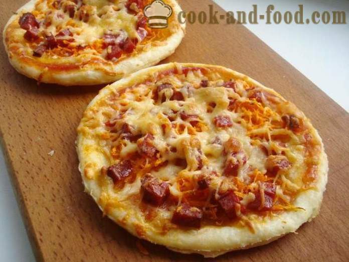 Mini pizza bladerdeeg met worst en kaas - hoe je een mini-pizza bladerdeeg te maken, met een stap voor stap recept foto's