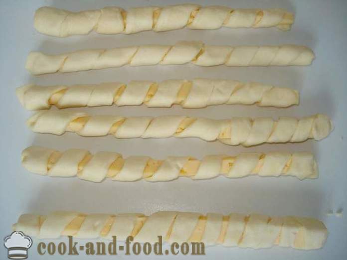 Zelfgemaakte kaas in bladerdeeg sticks om bier - hoe kaas sticks koken thuis, stap voor stap recept foto's