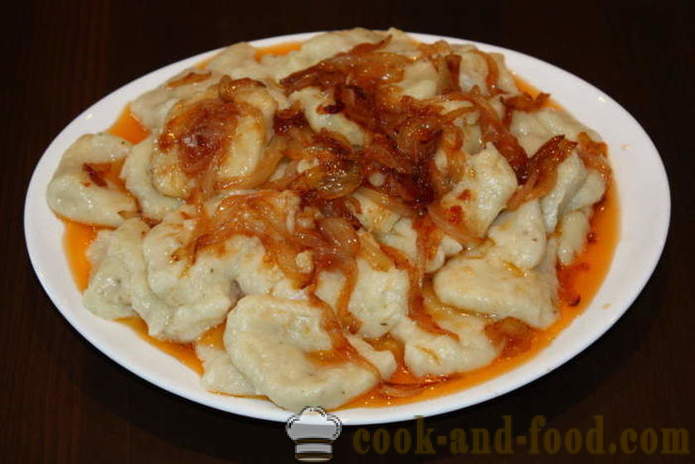 Meatless gnocchi bij tomatensaus en ui - hoe je een aardappel gnocchi koken, een stap voor stap recept foto's
