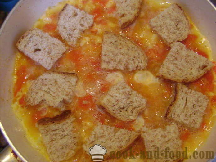 Scrambled in het Italiaans - hoe roerei met tomaten, kaas en brood te koken, met een stap voor stap recept foto's