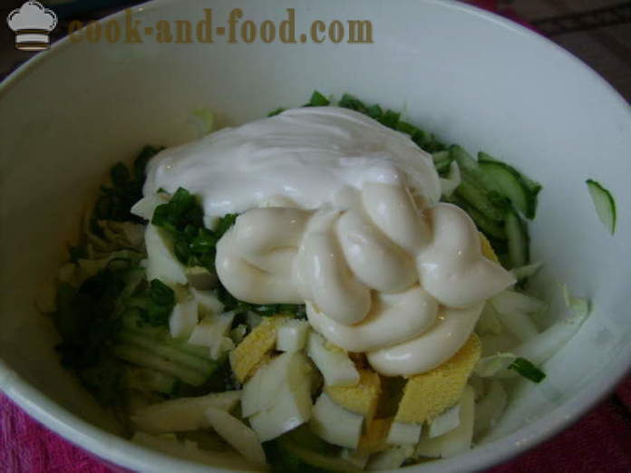 Salade met Chinese kool, komkommer, ei en groene uien - hoe je een heerlijke salade van Chinese kool, een stap voor stap recept foto's te koken