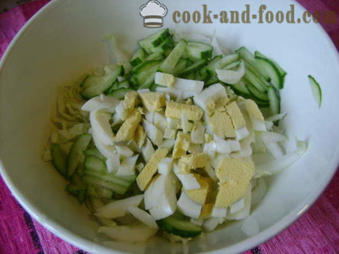 Salade met Chinese kool, komkommer, ei en groene uien - hoe je een heerlijke salade van Chinese kool, een stap voor stap recept foto's te koken