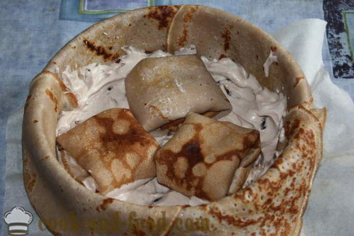 Zelfgemaakte pannenkoeken cake met ricotta en met slagroom