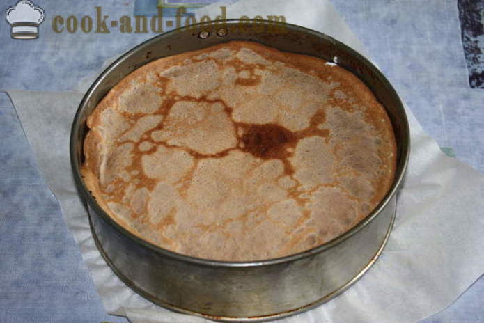 Zelfgemaakte pannenkoeken cake met ricotta en met slagroom