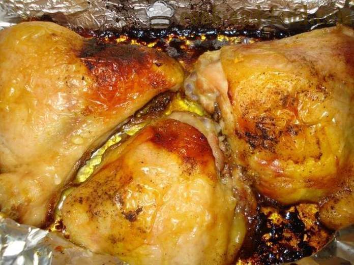 Gebakken kip dijen in een folie - zoals een heerlijke gebakken kip dijen in de oven, met een stap voor stap recept foto's