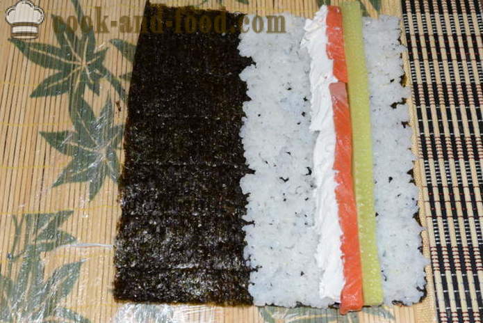 De broodjes van sushi met rode vis, kaas en komkommer - hoe te rollen thuis te maken, stap voor stap recept foto's