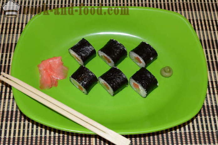 De broodjes van sushi met rode vis, kaas en komkommer - hoe te rollen thuis te maken, stap voor stap recept foto's