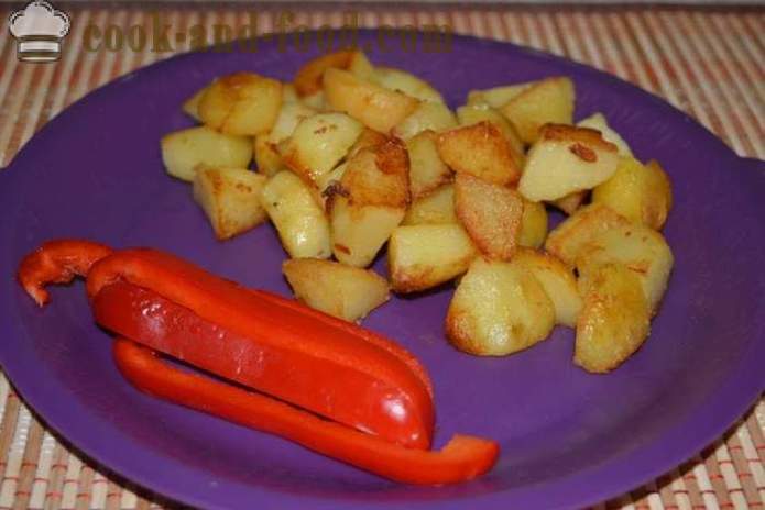 Gekookte aardappelen in de schil in een pan gebakken - heerlijk gerecht van gekookte aardappelen in de schil voor de garnering