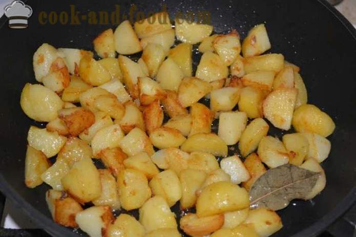 Gekookte aardappelen in de schil in een pan gebakken - heerlijk gerecht van gekookte aardappelen in de schil voor de garnering