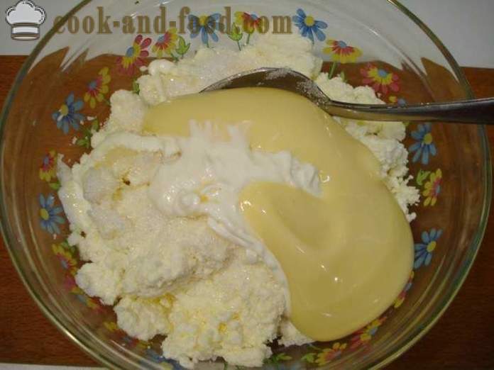 Curd dessert met gecondenseerde melk, banaan en rode bessen - hoe kaastaartendessert koken zonder gelatine, stap voor stap recept foto's