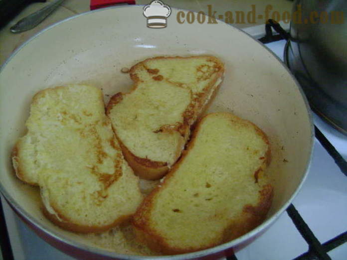 Toast van het brood met kaas - zoals bak croutons in een koekenpan, een stap voor stap recept foto's