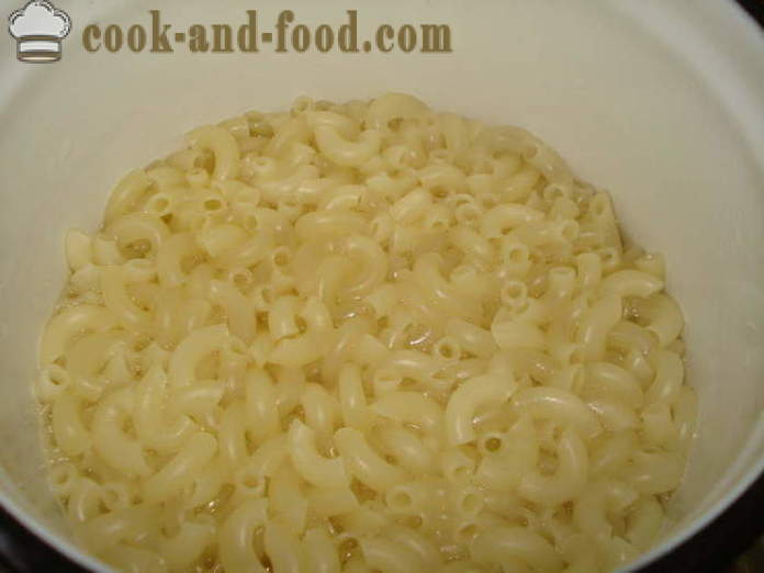 Hoe de pasta in de pan te koken, zodat ze niet aan elkaar kleven, stap voor stap recept foto's