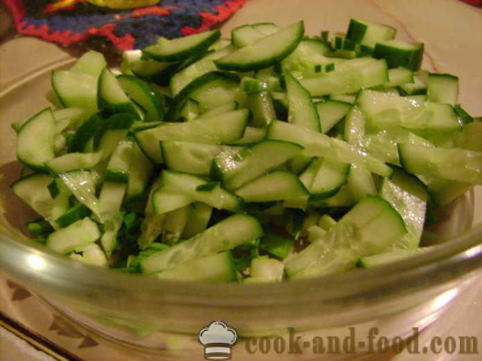 Salade: komkommers, eieren, bieslook en mayonaise - hoe komkommersalade met mayonaise, een stap voor stap recept foto's maken