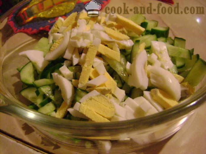 Salade: komkommers, eieren, bieslook en mayonaise - hoe komkommersalade met mayonaise, een stap voor stap recept foto's maken