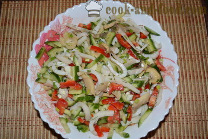 Salade met inktvis, champignons, komkommers en paprika - hoe je een salade met inktvis en champignons, een stap voor stap recept foto's voor te bereiden