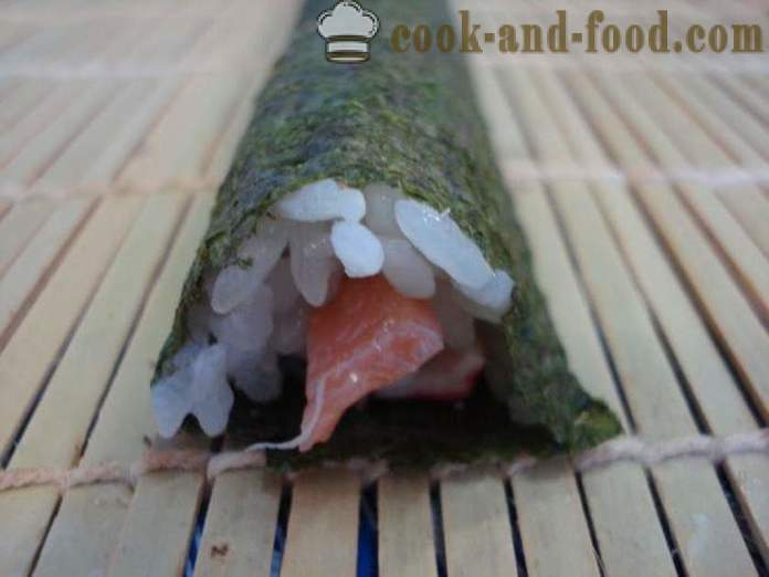 De broodjes van sushi met krab sticks en rode vis - koken sushi broodjes thuis, stap voor stap recept foto's