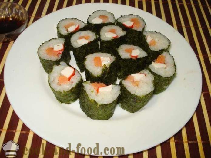 De broodjes van sushi met krab sticks en rode vis - koken sushi broodjes thuis, stap voor stap recept foto's