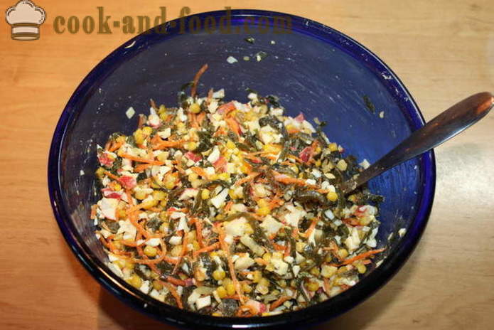 Een eenvoudige salade met zeewier, ei en krab palochkami- hoe je een salade te bereiden met zeewier, een stap voor stap recept foto's