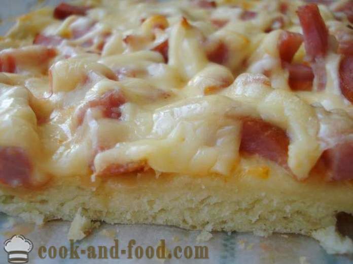Zelfgemaakte pizza met worst en kaas in de oven - hoe pizza maken thuis, stap voor stap recept foto's