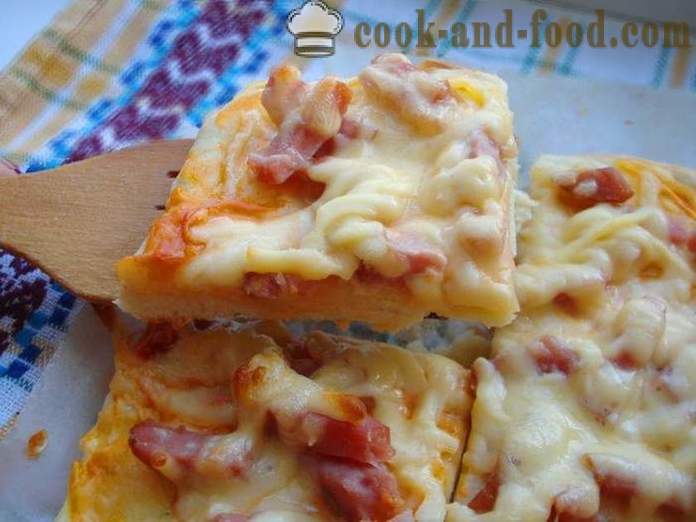 Zelfgemaakte pizza met worst en kaas in de oven - hoe pizza maken thuis, stap voor stap recept foto's