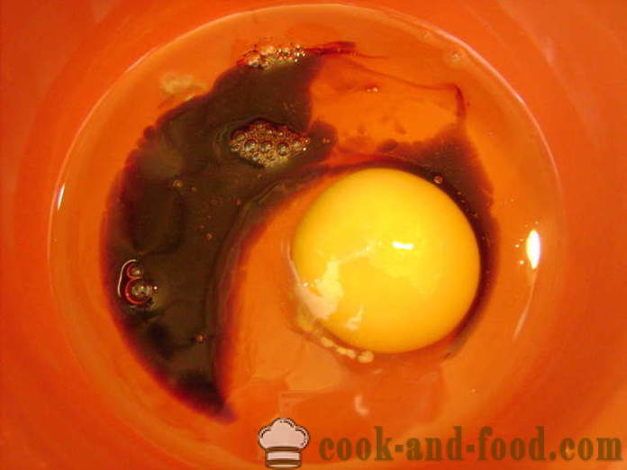Kipfilet met wapenschild omelet in een pan - hoe de kipfilets koken onder een bontjas voor het diner, met een stap voor stap recept foto's