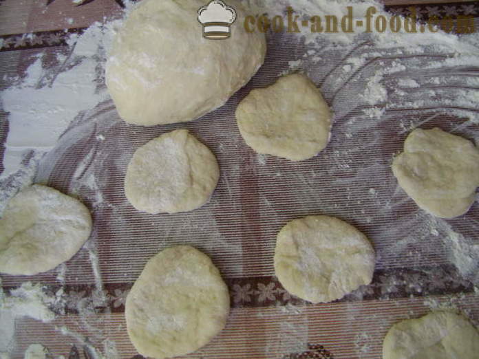 Heerlijke gebakken taarten met lever - hoe je taarten met lever gebakken in een pan te koken, met een stap voor stap recept foto's
