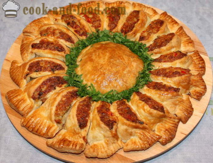 Scherp van bladerdeeg met kip en kaas - hoe je een laag taart met kip, een stap voor stap recept foto's maken