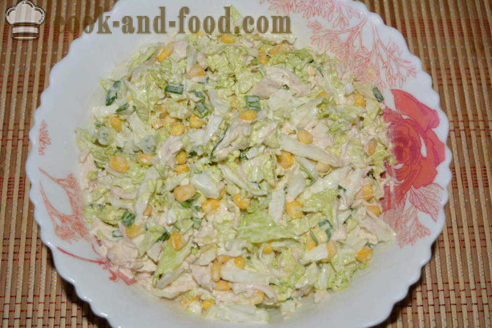 Een eenvoudige salade met Chinese kool, kip en maïs - hoe je een salade van Chinese kool bereiden met kipfilet, een stap voor stap recept foto's