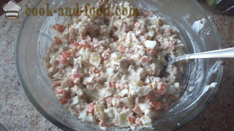 Salade van tonijn met ei en aardappelen - hoe je een salade van tonijn in blik, stap voor stap recept foto's voor te bereiden