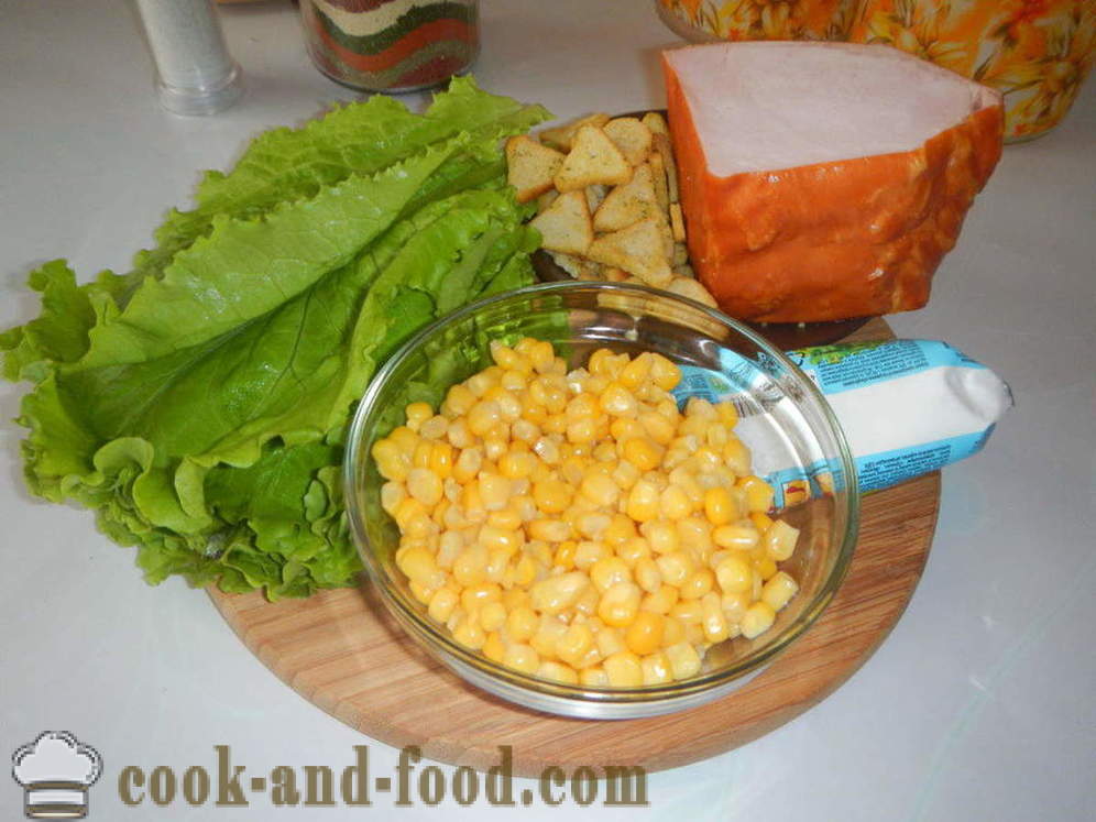 Een heerlijke salade met croutons en maïs - hoe je een salade met croutons en maïs snel te bereiden, stap voor stap recept foto's
