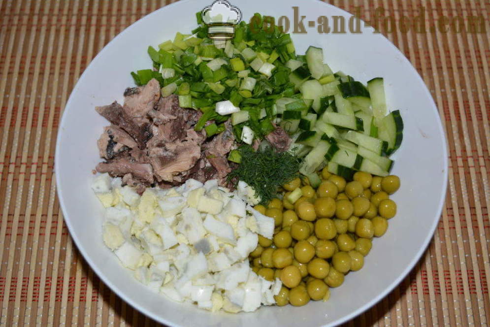 Salade met ingeblikte tonijn en mayonaise - hoe je een salade te bereiden met ingeblikte tonijn, stap voor stap recept foto's