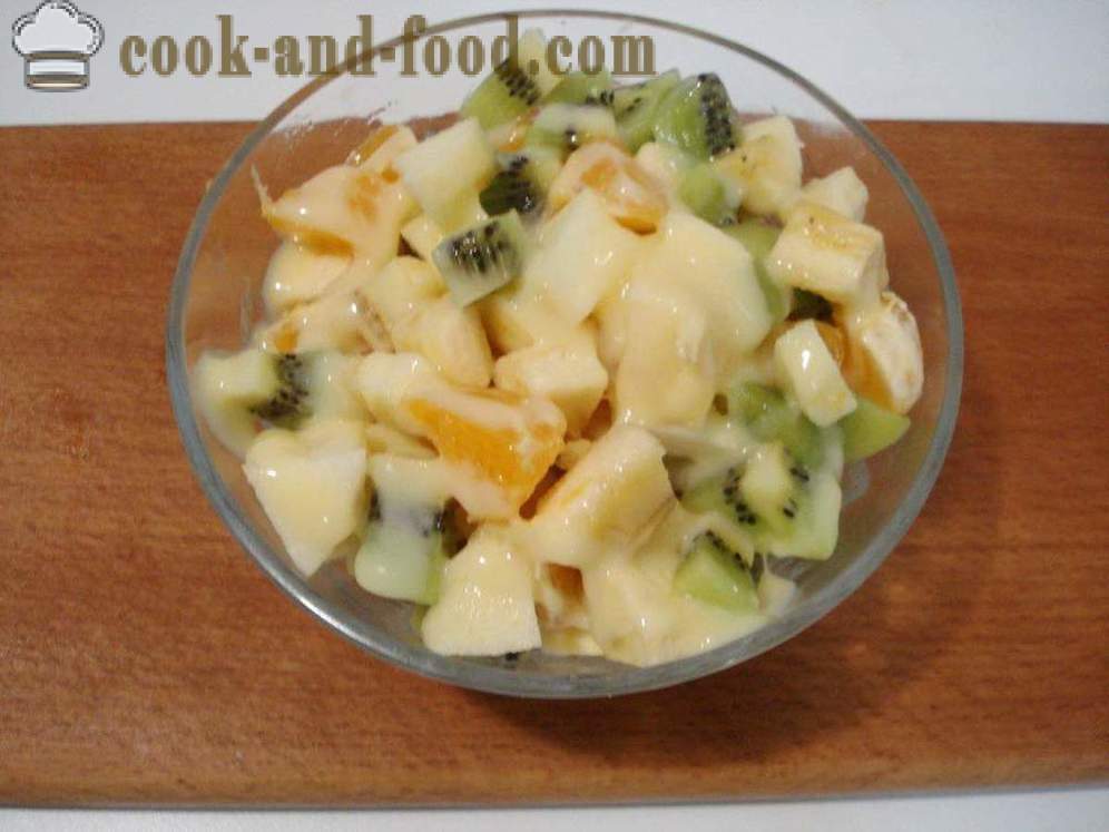 Een eenvoudige fruitsalade met gecondenseerde melk - hoe je een fruitsalade, een stap voor stap recept foto's maken