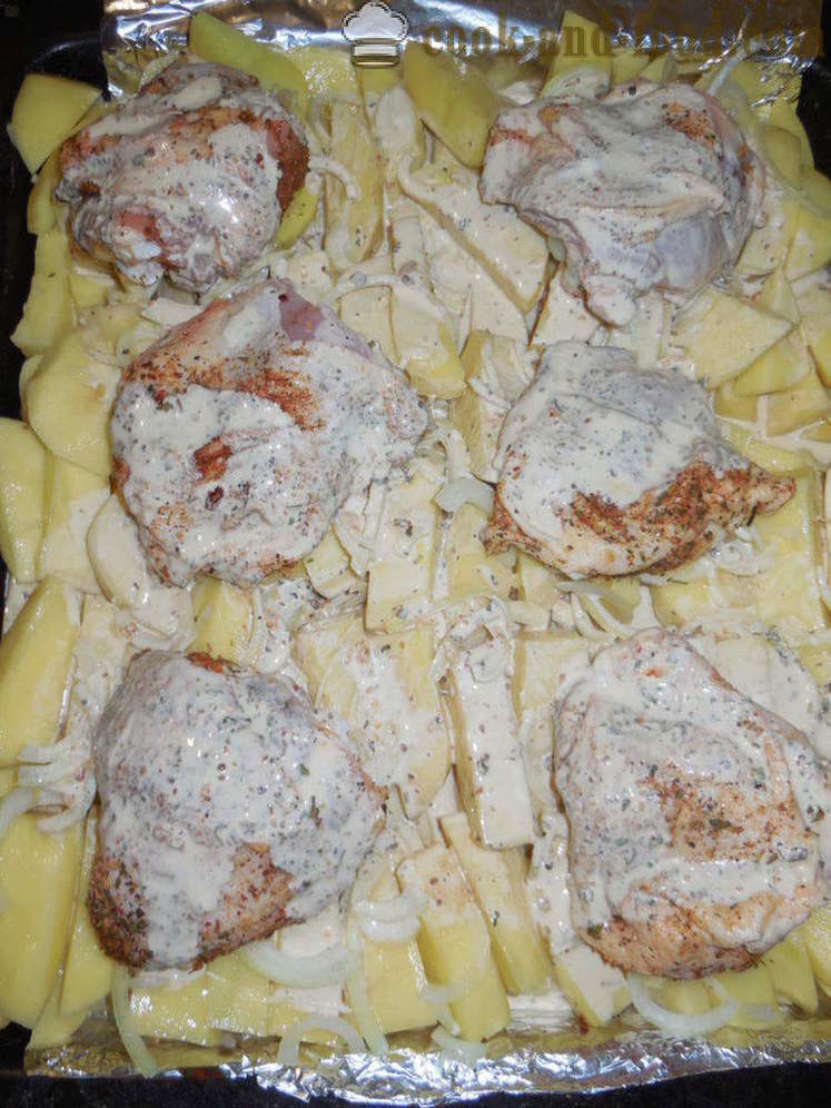 Dij van de kip met aardappelen in de oven - hoe om te koken een heerlijke kip dijen met aardappelen, een stap voor stap recept foto's