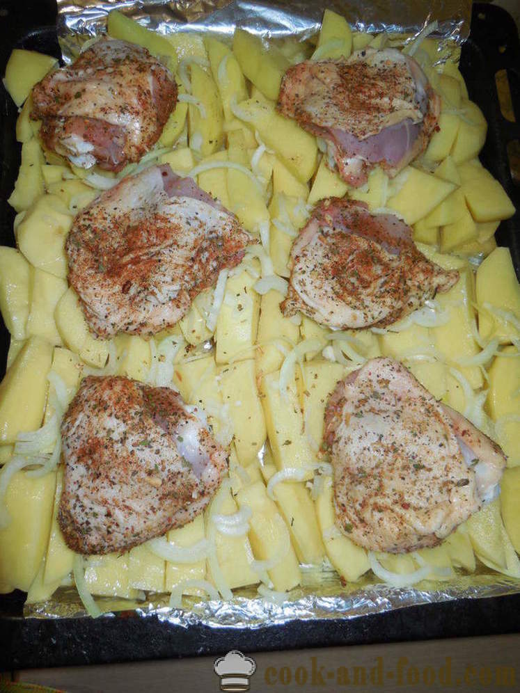 Dij van de kip met aardappelen in de oven - hoe om te koken een heerlijke kip dijen met aardappelen, een stap voor stap recept foto's